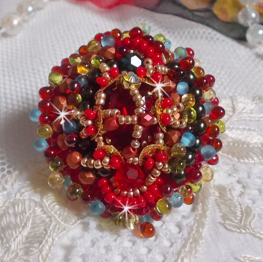 Mia ring broderad med en barock Vintage asiatisk rubin cabochon och mycket fina pärlor.
