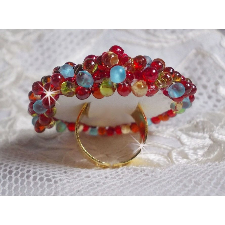 Mia ring broderad med en barock Vintage asiatisk rubin cabochon och mycket fina pärlor.