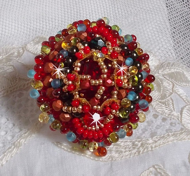 Mia ring broderad med en barock Vintage asiatisk rubin cabochon och mycket fina p&auml;rlor.