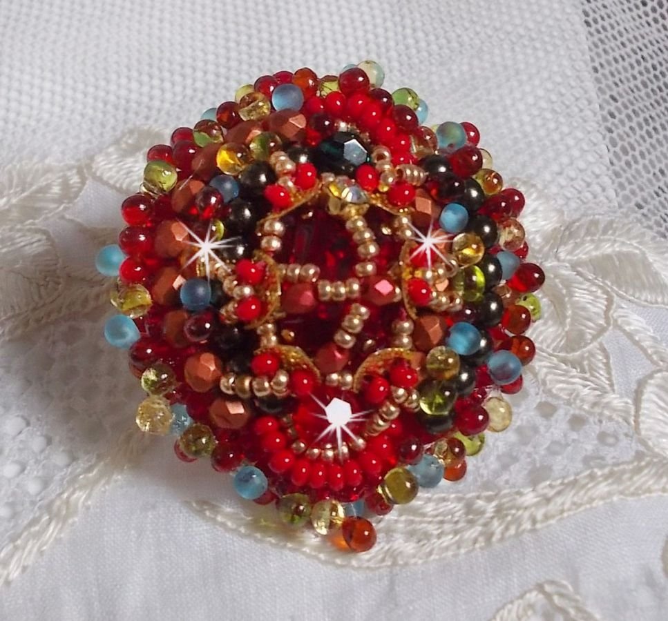 Mia ring broderad med en barock Vintage asiatisk rubin cabochon och mycket fina pärlor.