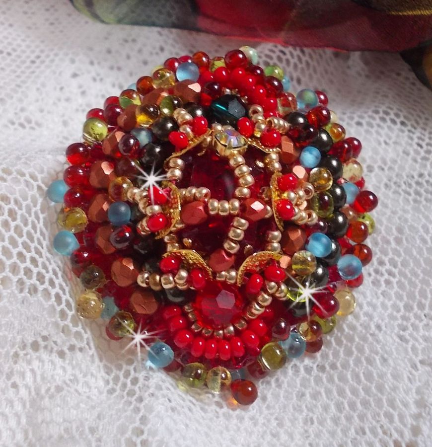 Mia ring broderad med en barock Vintage asiatisk rubin cabochon och mycket fina pärlor.