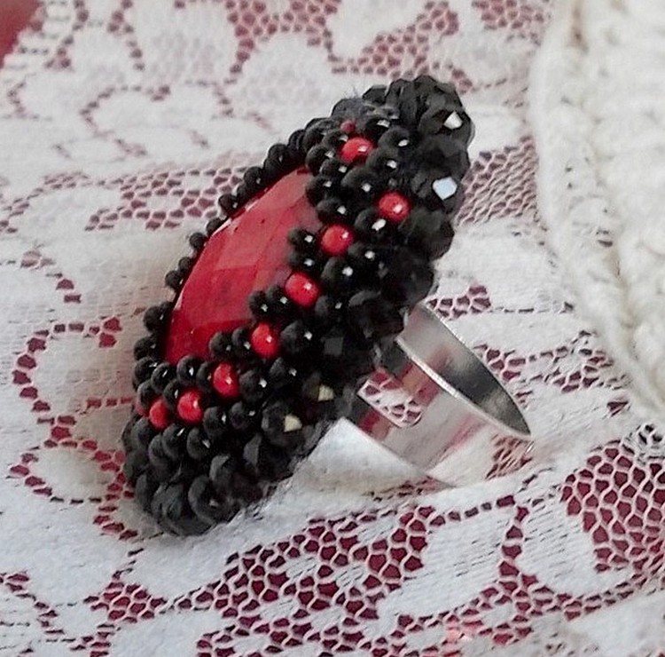 Midnight in Paris ring broderad med en röd facetterad cabochon och runda svarta pärlor.
