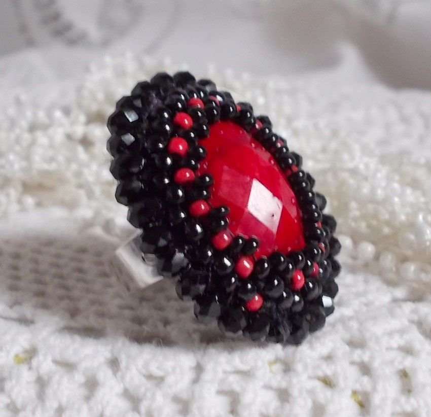 Midnight in Paris ring broderad med en röd facetterad cabochon och runda svarta pärlor.