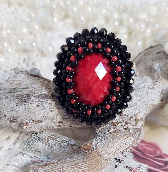 Midnight in Paris ring broderad med en röd facetterad cabochon och runda svarta pärlor.