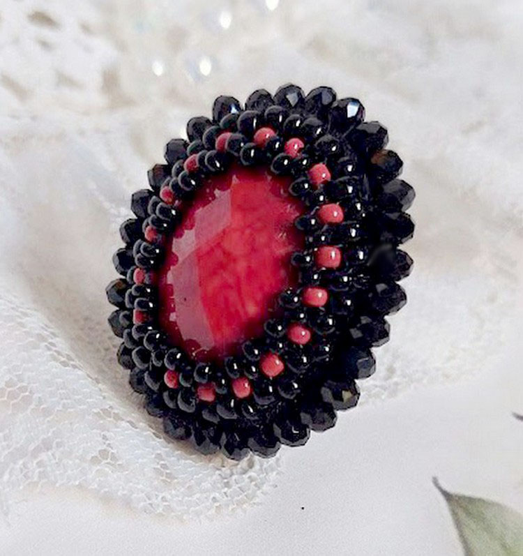 Midnight in Paris ring broderad med en röd facetterad cabochon och runda svarta pärlor.