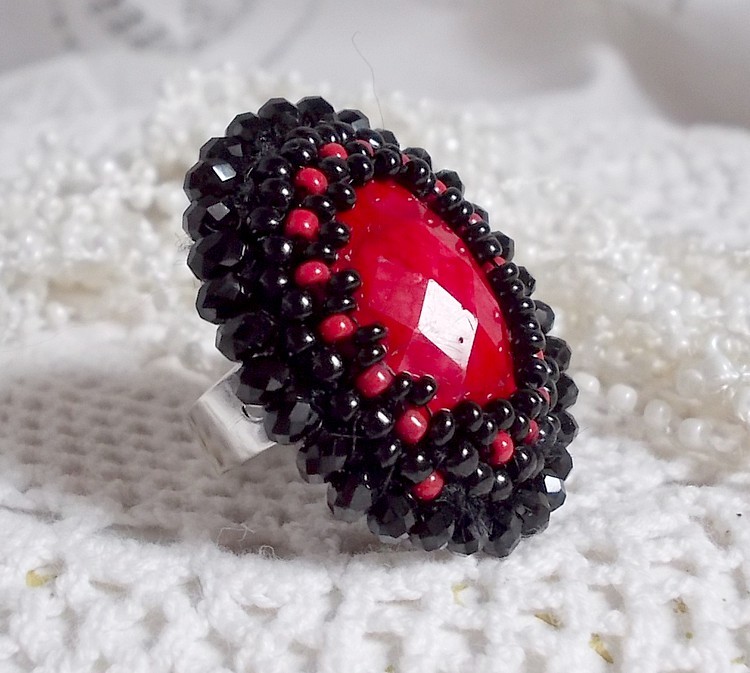 Midnight in Paris ring broderad med en röd facetterad cabochon och runda svarta pärlor.