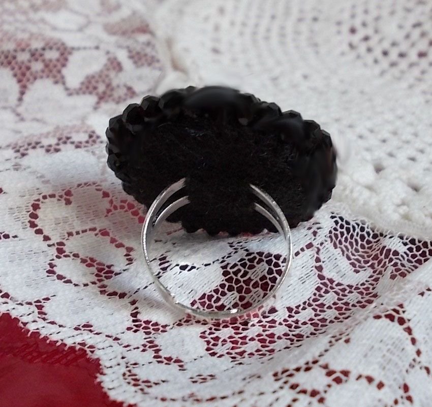 Midnight in Paris ring broderad med en röd facetterad cabochon och runda svarta pärlor.