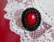 Midnight in Paris ring broderad med en röd facetterad cabochon och runda svarta pärlor.