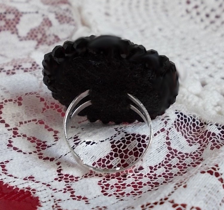 Midnight in Paris ring broderad med en röd facetterad cabochon och runda svarta pärlor.