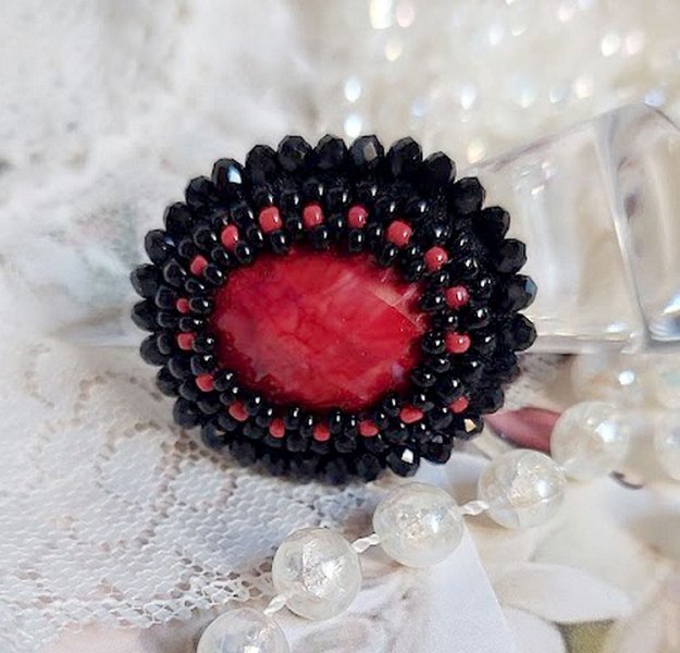 Midnight in Paris ring broderad med en röd facetterad cabochon och runda svarta pärlor.