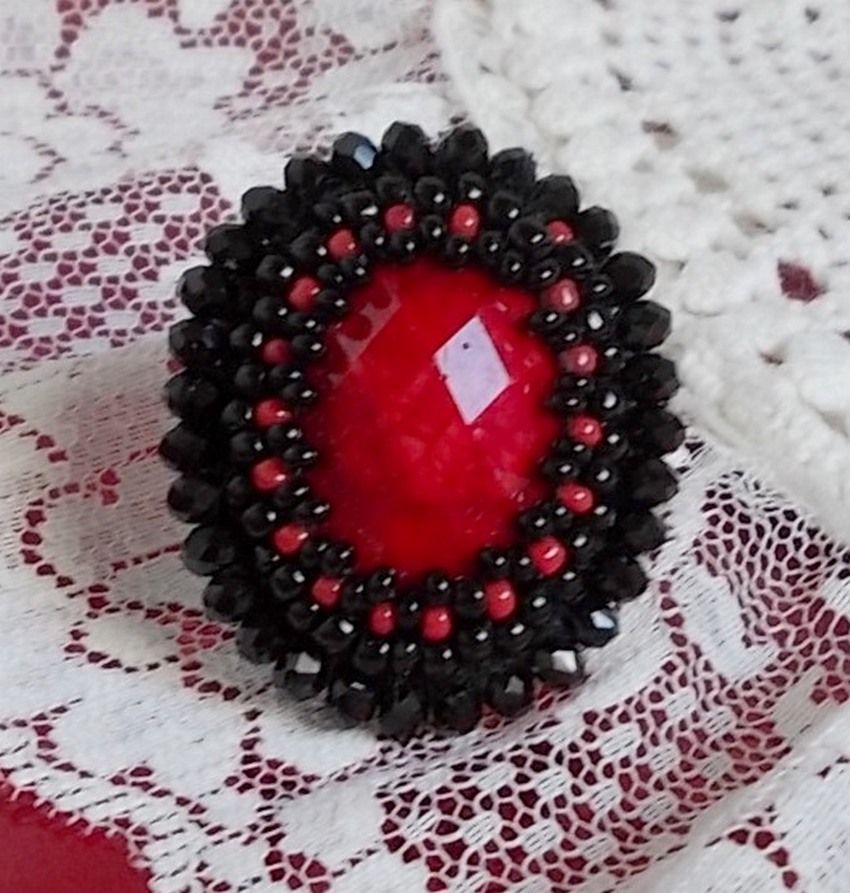 Midnight in Paris ring broderad med en röd facetterad cabochon och runda svarta pärlor.