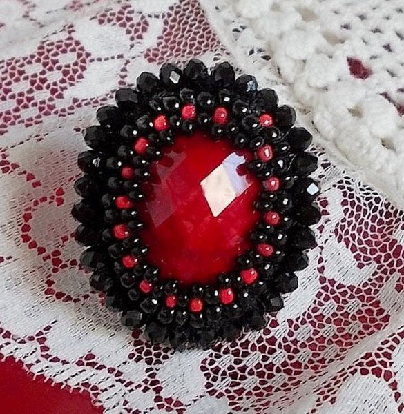 Midnight in Paris ring broderad med en röd facetterad cabochon och runda svarta pärlor.