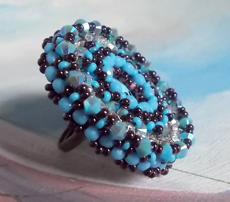 Naïade ring broderad med en turkosblå harts och kristallcabochon, ett vackert ljusspel.
