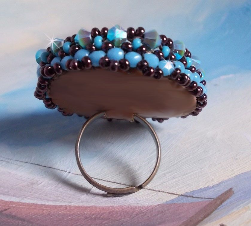 Naïade ring broderad med en turkosblå harts och kristallcabochon, ett vackert ljusspel.