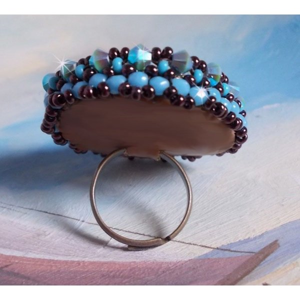Naïade ring broderad med en turkosblå harts och kristallcabochon, ett vackert ljusspel.