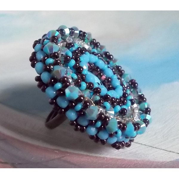 Naïade ring broderad med en turkosblå harts och kristallcabochon, ett vackert ljusspel.