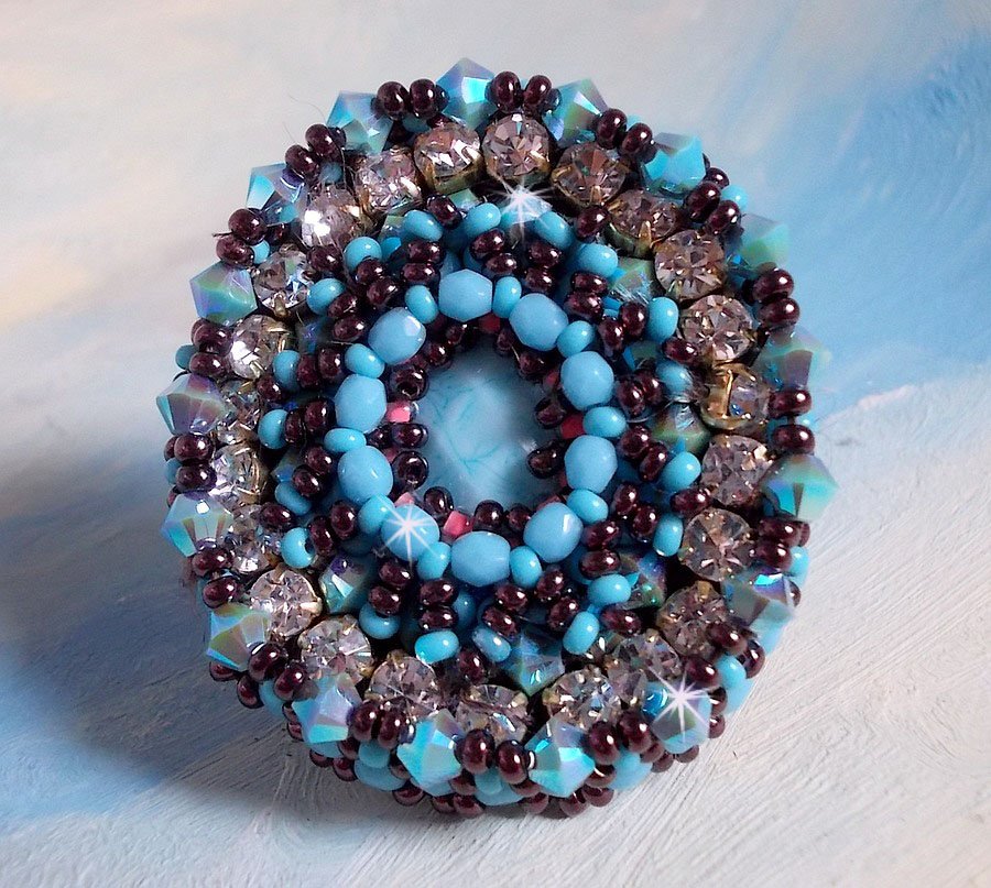 Naïade ring broderad med en turkosblå harts och kristallcabochon, ett vackert ljusspel.