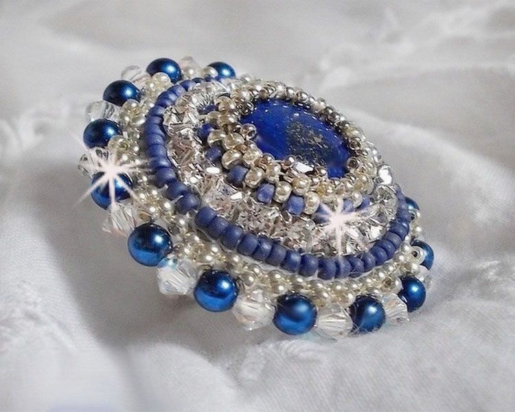 Blue Nile-ring broderad med lapis lazuli och Swarovski-kristaller