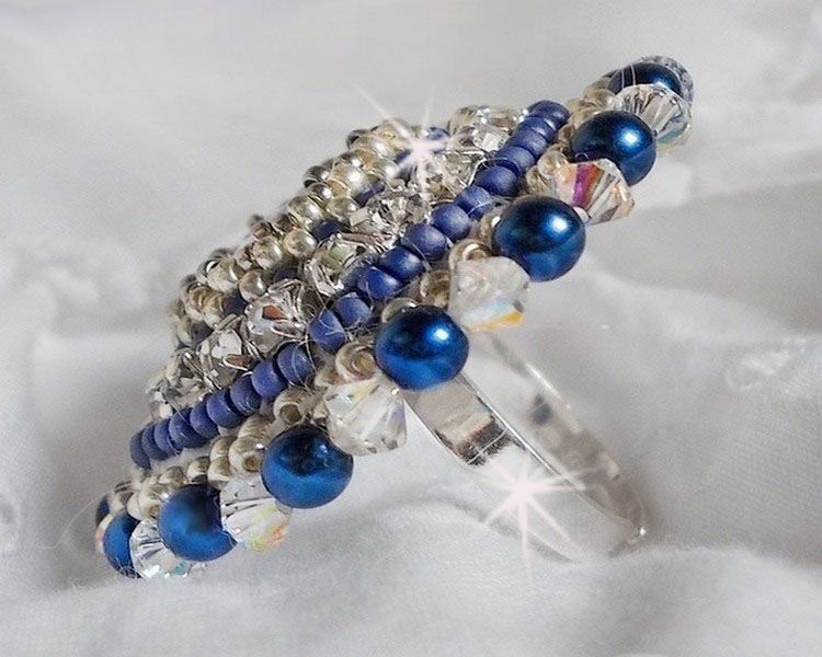 Blue Nile-ring broderad med lapis lazuli och Swarovski-kristaller