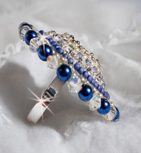 Blue Nile-ring broderad med lapis lazuli och Swarovski-kristaller