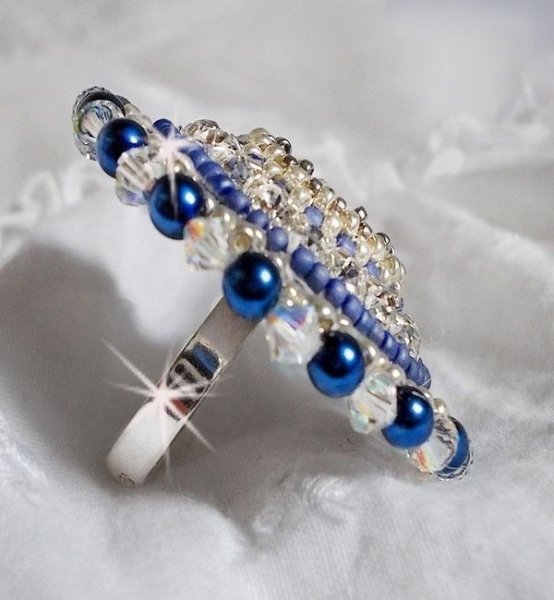 Blue Nile-ring broderad med lapis lazuli och Swarovski-kristaller