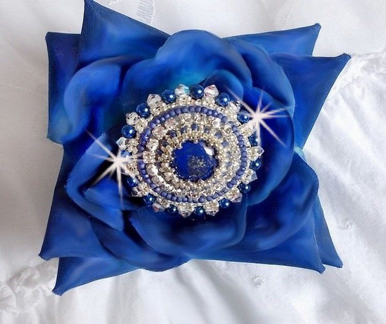 Blue Nile-ring broderad med lapis lazuli och Swarovski-kristaller