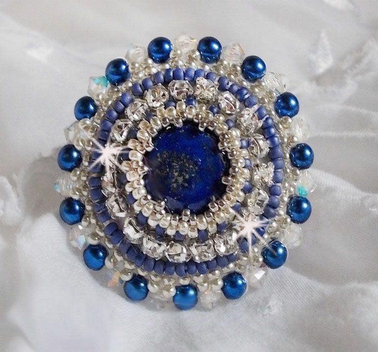 Blue Nile-ring broderad med lapis lazuli och Swarovski-kristaller