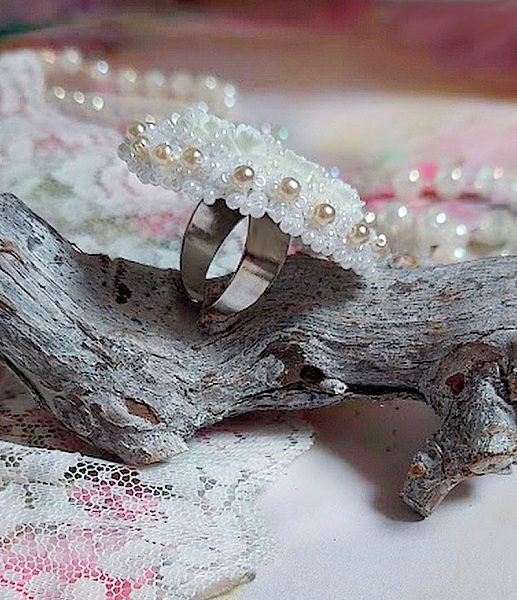 Bague Nuages Blancs brod&eacute;e avec une nacre naturel, roses r&eacute;sines, perles nacr&eacute;es, rocailles verres et bague rhodi&eacute;