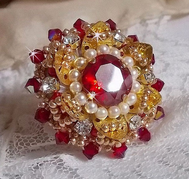 Ring L'Oiseau des Iles Rouge Dor&eacute; broderad med p&auml;rlor, Swarovskikristaller, ett vackert blomm&ouml;nster och fr&ouml;p&auml;rlor.