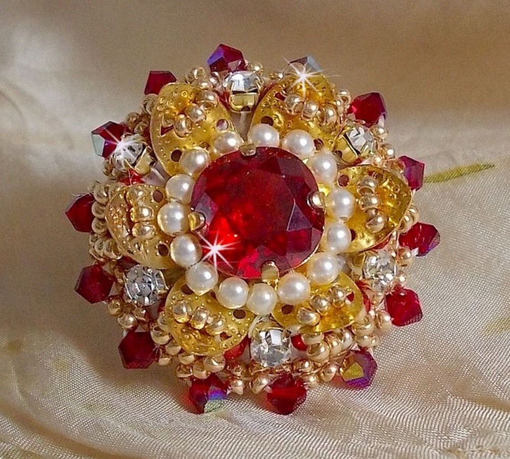 Ring L'Oiseau des Iles Rouge Doré broderad med pärlor, Swarovskikristaller, ett vackert blommönster och fröpärlor.