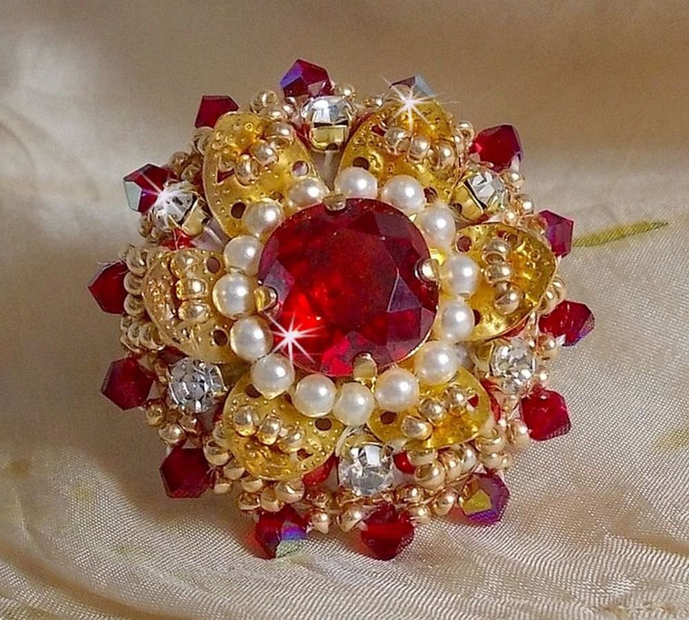 Ring L'Oiseau des Iles Rouge Doré broderad med pärlor, Swarovskikristaller, ett vackert blommönster och fröpärlor.