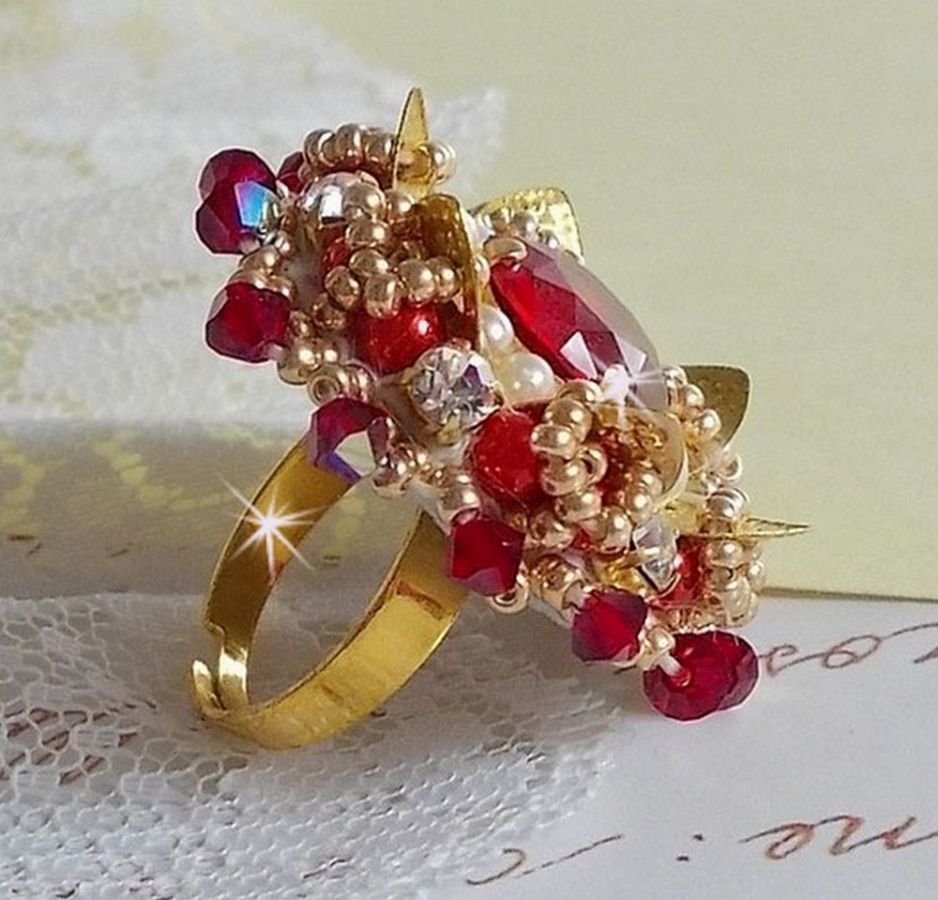 Ring L'Oiseau des Iles Rouge Doré broderad med pärlor, Swarovskikristaller, ett vackert blommönster och fröpärlor.
