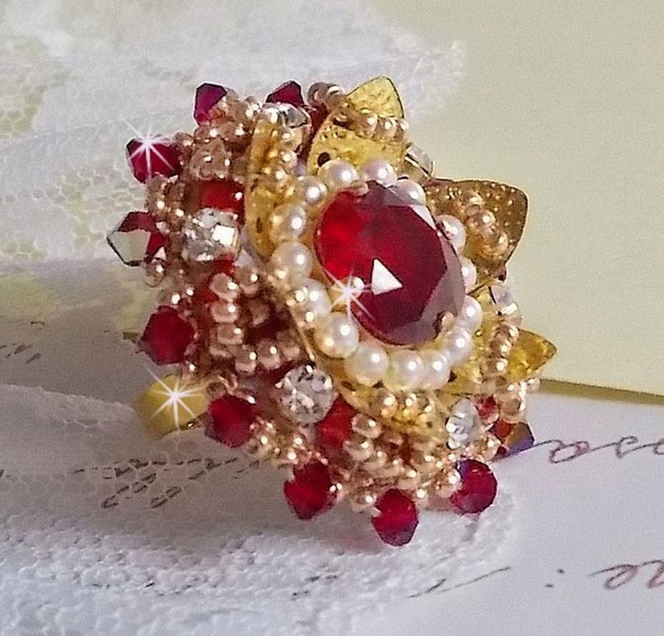 Ring L'Oiseau des Iles Rouge Doré broderad med pärlor, Swarovskikristaller, ett vackert blommönster och fröpärlor.