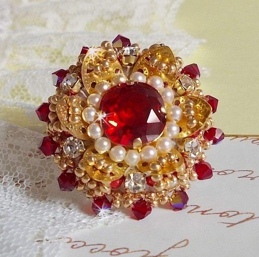 Ring L'Oiseau des Iles Rouge Doré broderad med pärlor, Swarovskikristaller, ett vackert blommönster och fröpärlor.