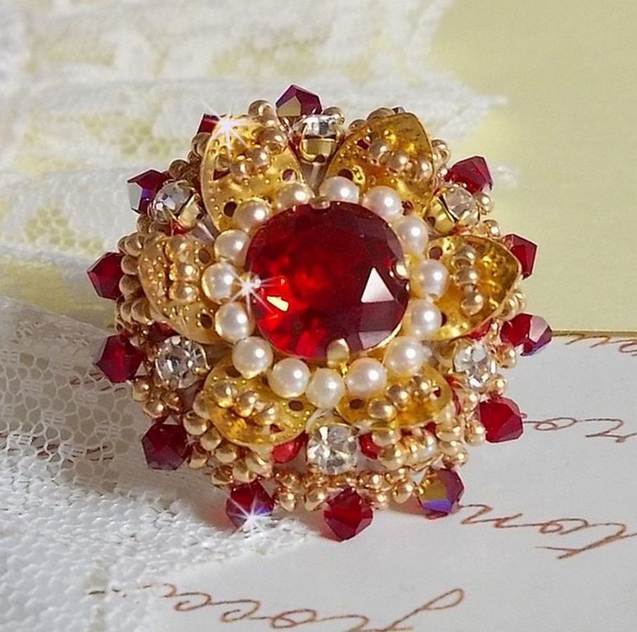 Ring L'Oiseau des Iles Rouge Doré broderad med pärlor, Swarovskikristaller, ett vackert blommönster och fröpärlor.