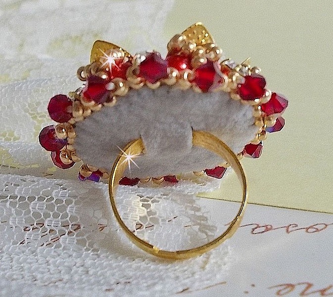 Ring L'Oiseau des Iles Rouge Dor&eacute; broderad med p&auml;rlor, Swarovskikristaller, ett vackert blomm&ouml;nster och fr&ouml;p&auml;rlor.