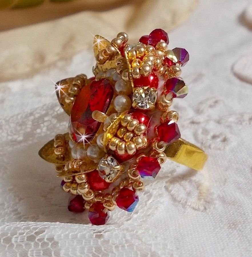 Ring L'Oiseau des Iles Rouge Doré broderad med pärlor, Swarovskikristaller, ett vackert blommönster och fröpärlor.