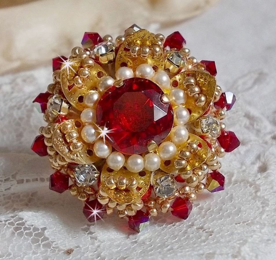 Ring L'Oiseau des Iles Rouge Doré broderad med pärlor, Swarovskikristaller, ett vackert blommönster och fröpärlor.