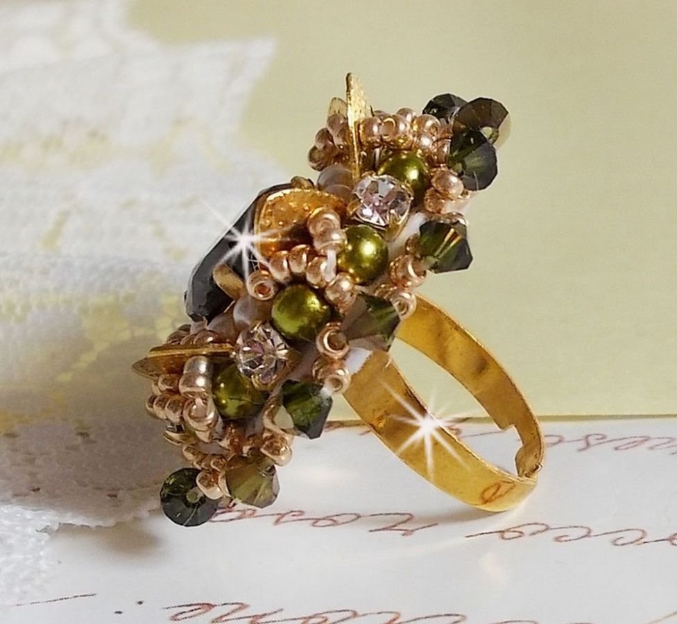 L'Oiseau des Iles Green Gold Ring broderad med Swarovski kristaller, chatons, pärlor och fröpärlor
