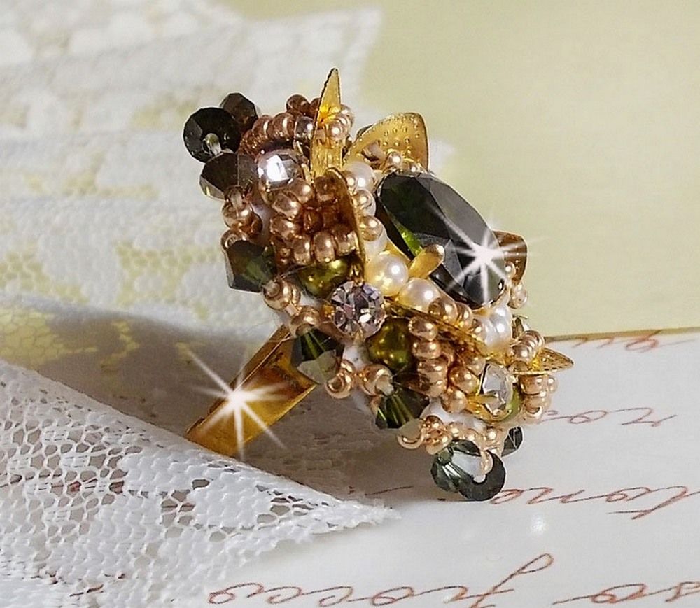 L'Oiseau des Iles Green Gold Ring broderad med Swarovski kristaller, chatons, pärlor och fröpärlor