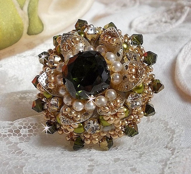 Ring L'Oiseau des Iles Green Silver broderad med p&auml;rlor, Swarovski kristaller och fr&ouml;p&auml;rlor