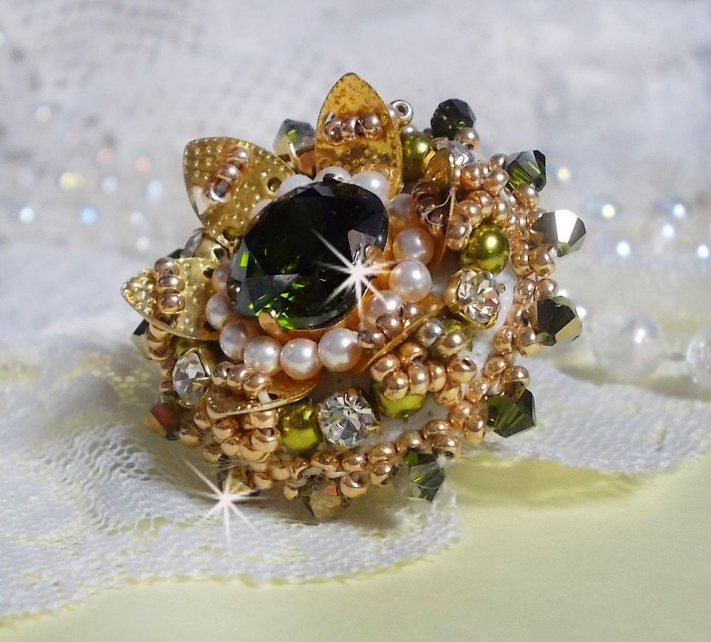 L'Oiseau des Iles Green Gold Ring broderad med Swarovski kristaller, chatons, pärlor och fröpärlor