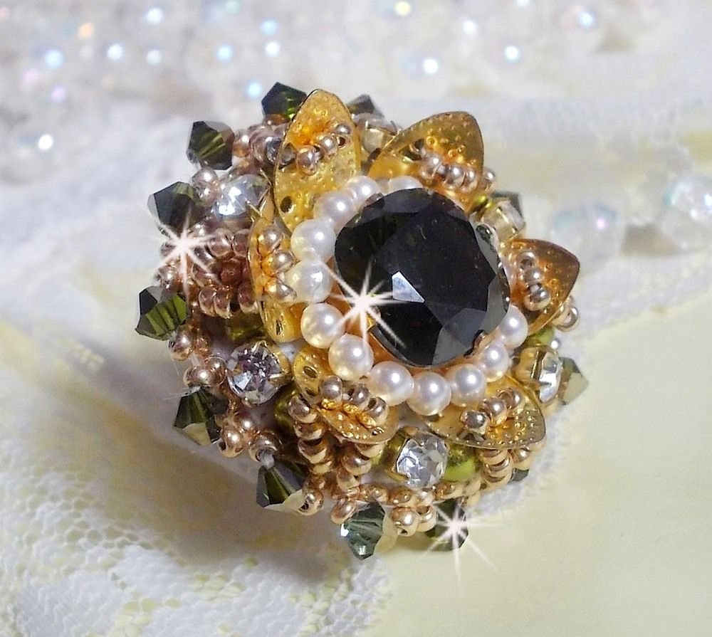 L'Oiseau des Iles Green Gold Ring broderad med Swarovski kristaller, chatons, pärlor och fröpärlor