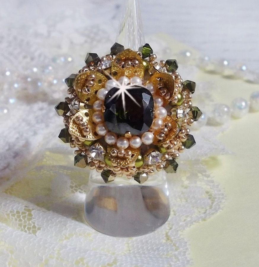 L'Oiseau des Iles Green Gold Ring broderad med Swarovski kristaller, chatons, pärlor och fröpärlor