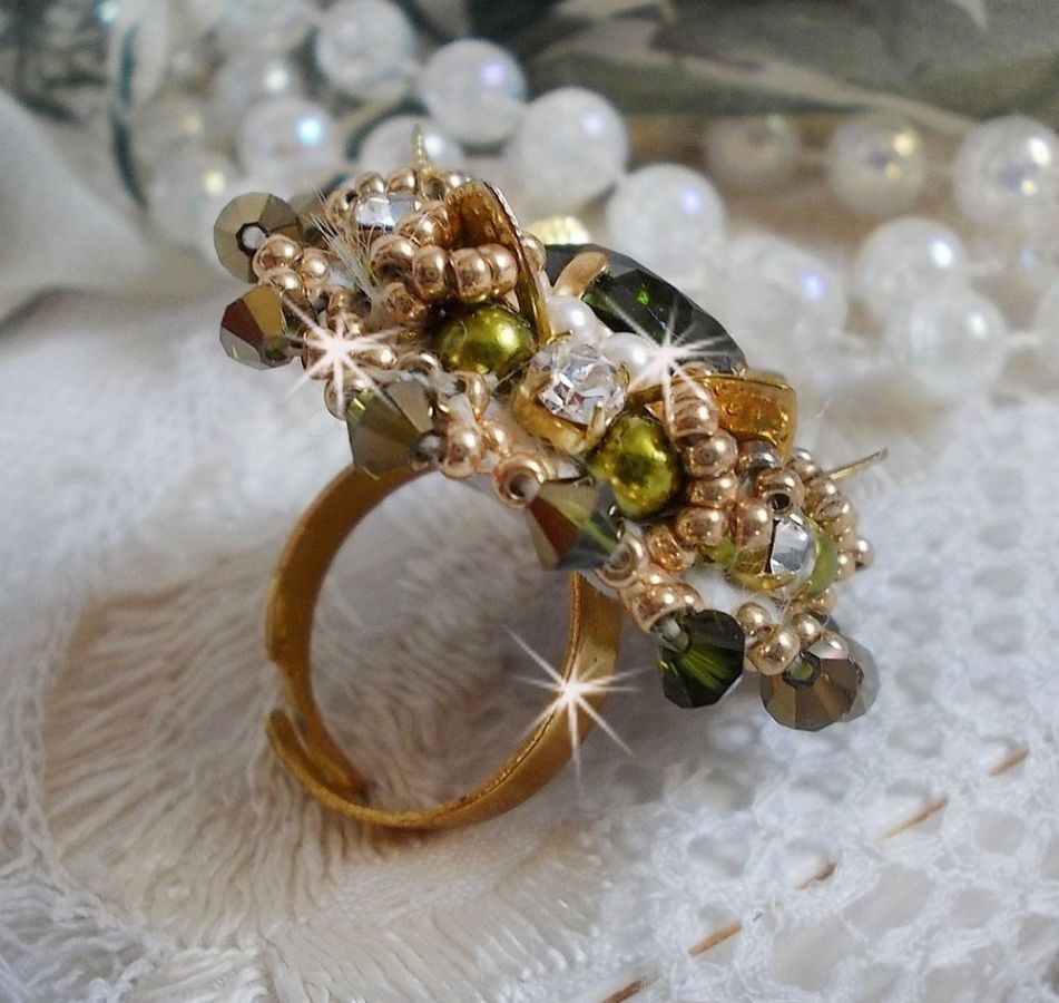 L'Oiseau des Iles Green Gold Ring broderad med Swarovski kristaller, chatons, pärlor och fröpärlor