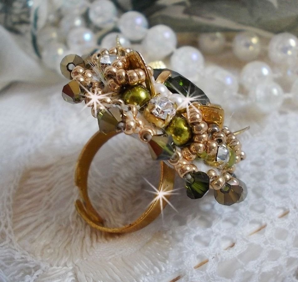 L'Oiseau des Iles Green Gold Ring broderad med Swarovski kristaller, chatons, pärlor och fröpärlor