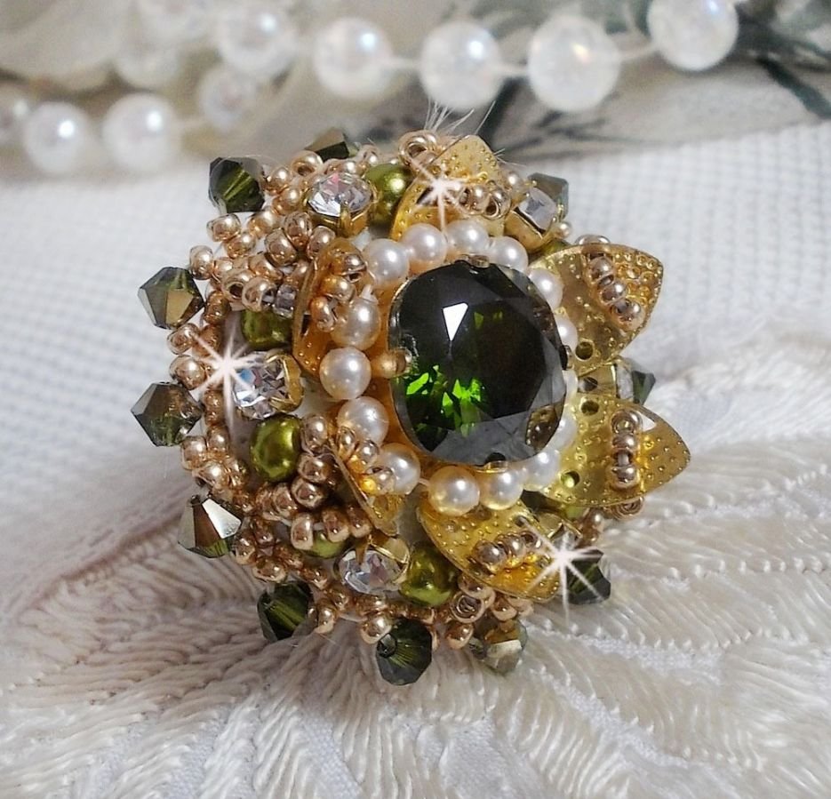 L'Oiseau des Iles Green Gold Ring broderad med Swarovski kristaller, chatons, pärlor och fröpärlor