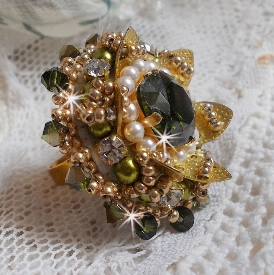 L'Oiseau des Iles Green Gold Ring broderad med Swarovski kristaller, chatons, pärlor och fröpärlor