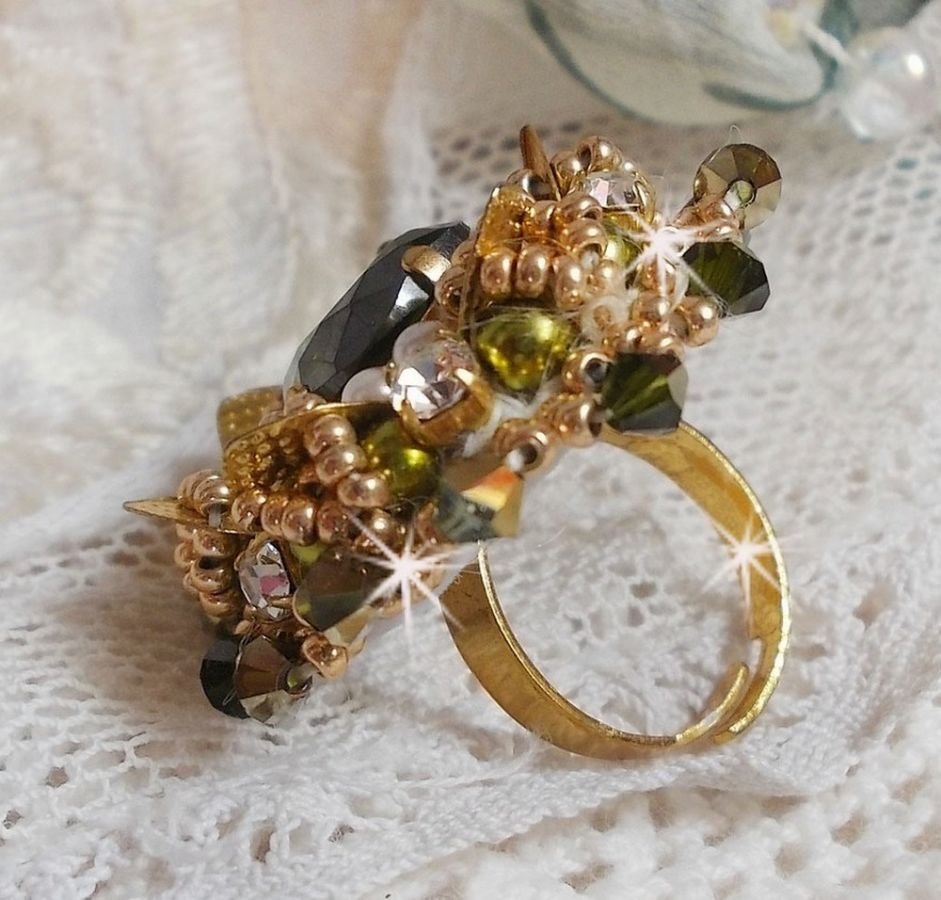 L'Oiseau des Iles Green Gold Ring broderad med Swarovski kristaller, chatons, pärlor och fröpärlor