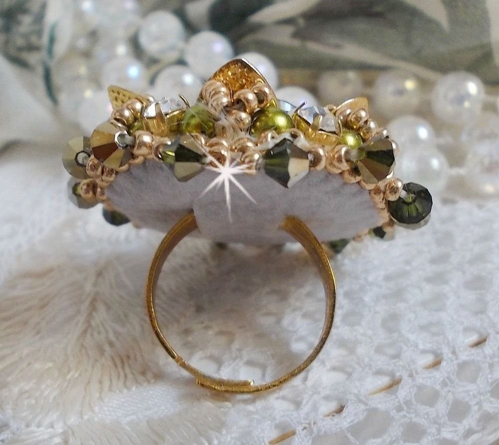 L'Oiseau des Iles Green Gold Ring broderad med Swarovski kristaller, chatons, pärlor och fröpärlor